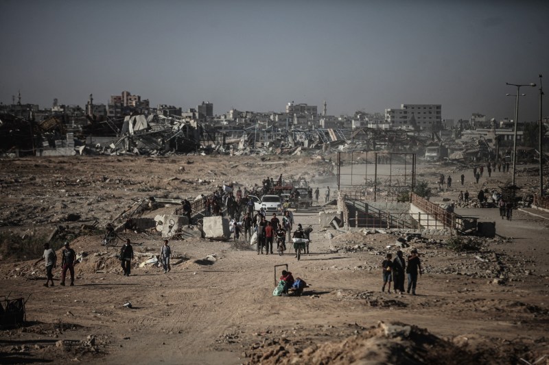 The video Palestinians return to their homes through the apocalyptic landscape of Gaza: