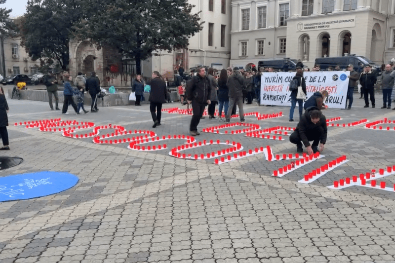 Video moment of silence in Iasi, in memory of the children who died at the
