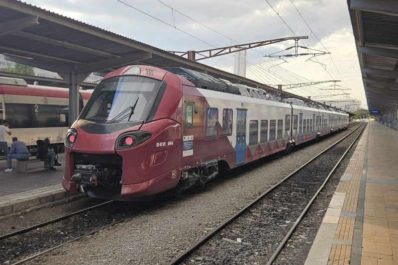 Instead of more, there are fewer. A single new electric train Coradia from Alstom will run with travelers