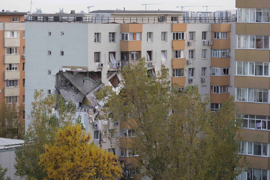 The aftermath of the explosion caused by a gas build-up in a block of flats in the Rahova district, Bucharest, October 17, 2025. Inquam Photos / Octav Ganea