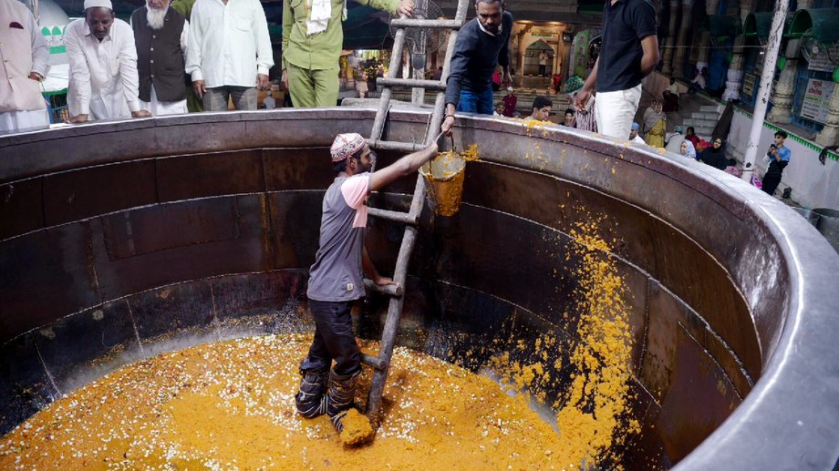 After the rice is cooked, a wooden ladder is inserted into the cauldron