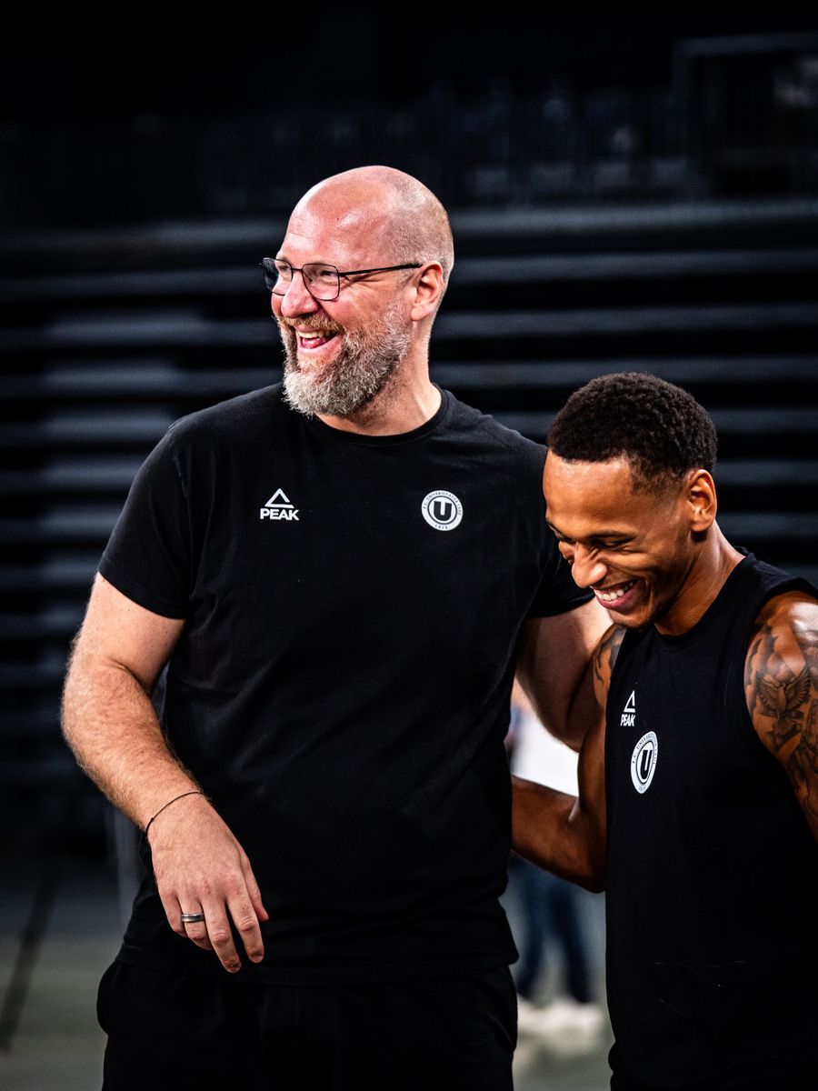 Mihai SilvÄČan and Daron Russell/Photo: Facebook (U-BT Cluj-Napoca) The naturalized American of Romania has revealed that he likes the soup and the words he knows in Romanian: