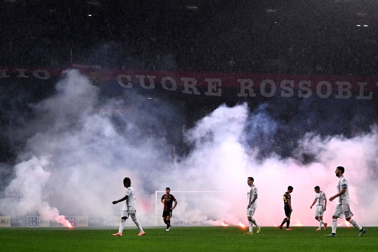 Genoa supporters threw smoke on the field during the match with Cremonese / Photo: Imago Images