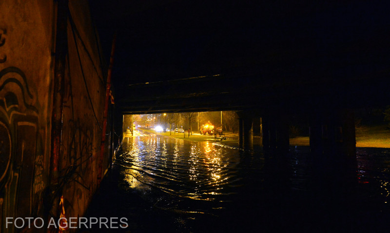 The precipitations in Bucharest: in less than two hours fell 50% of the average on October / sewerage in the Capital was transit by a flow equivalent to the Mureş River