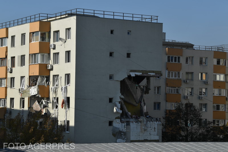 The block damaged by an explosion, in the Rahova neighborhood. Photo: Alex Micsik / Agerpres