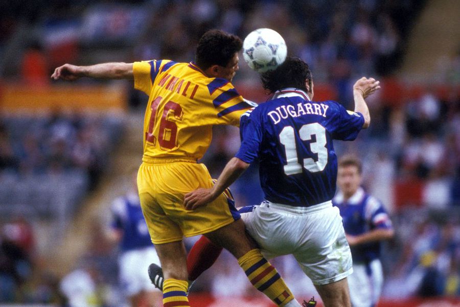 Gică Mihali during his football years, in a duel with the Frenchman Christophe Dugarry at Euro 1996 Champion and captain at Dinamo, a message of strength before the derby with Rapid: