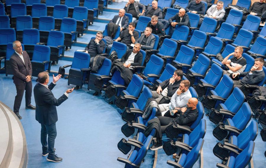 Image from the meeting at the federation headquarters. Photo: frf.ro. Lighthouse took Kyros Vassaras to the cool! Sent the Security chief at the dedicated meeting of the arbitration of superlig