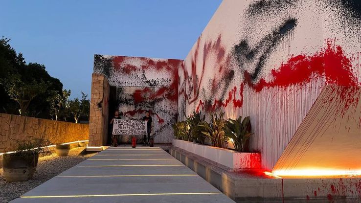The facade sprinkled with paint of Messi's villa