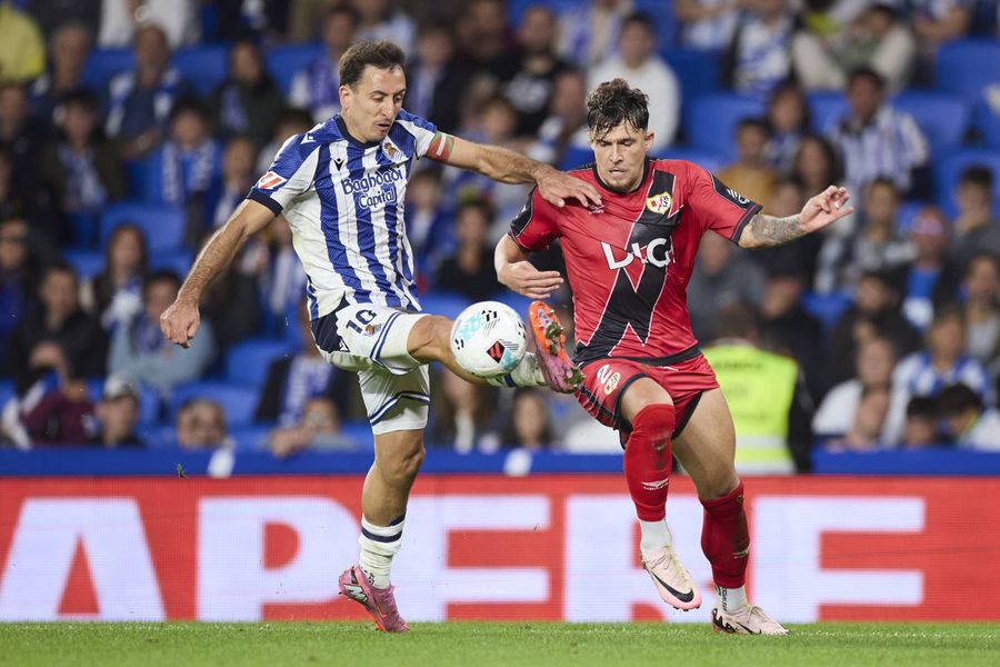 Andrei Rațiu (right, in duel with Mikel Oyarzabal) was among the best from Rayo in Victoria with Sociedad (1-0) / Photo: Imago