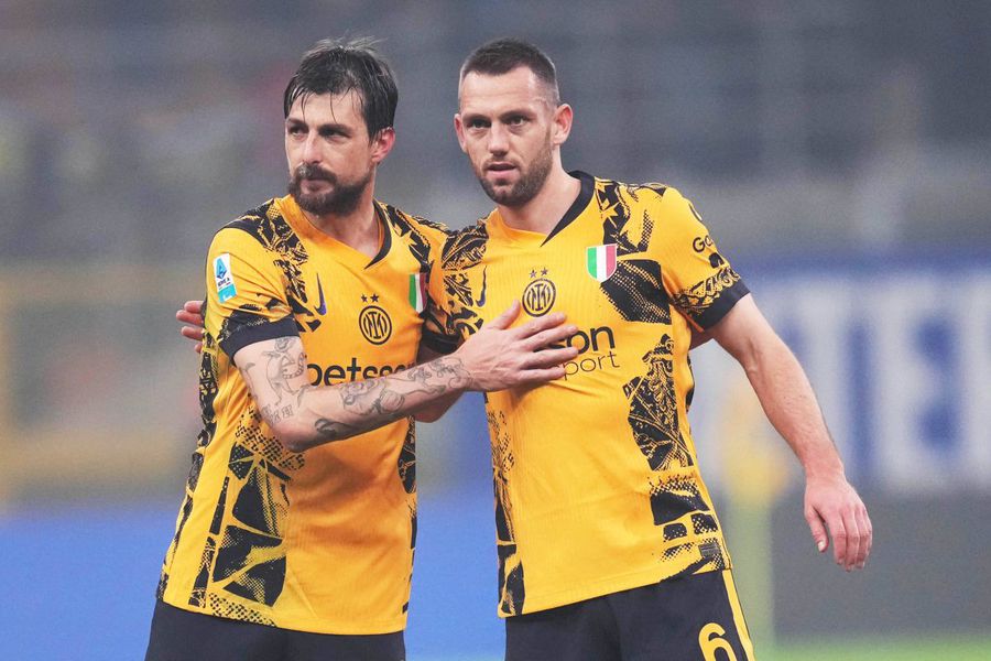 Francesco Acerbi and Stefan de Vrij/ PHOTO IMAGO IMAGES What happens to two veterans of Cristi Chivu's team