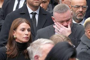Torn images at the funeral: Wayne Rooney, in tears »many big names came to take goodbye