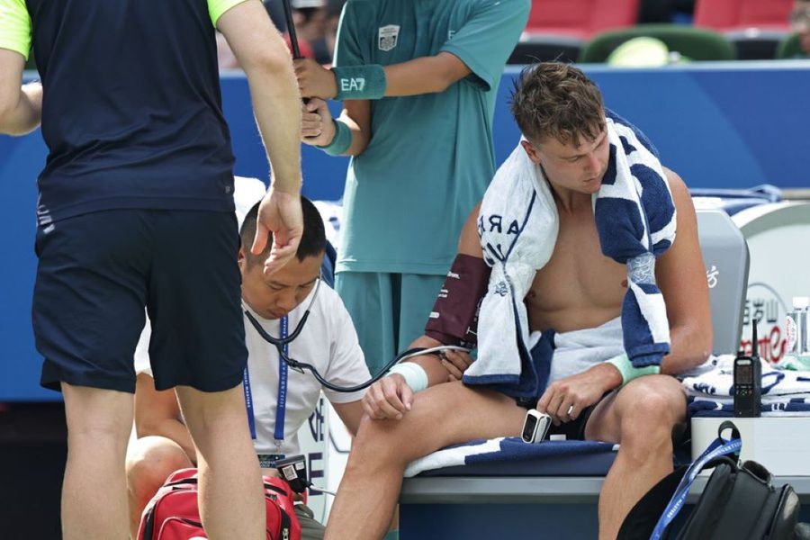 Holger Rune receiving medical care at Shanghai Photo: X ATP considers the adoption of an official rule of brutal weather conditions, after the numerous abandones at Shanghai