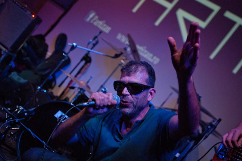 The police reported the case of Artan, the lead singer of Timpuri Noi, who admitted, following the accusations, that he had kissed a teenage girl without consent