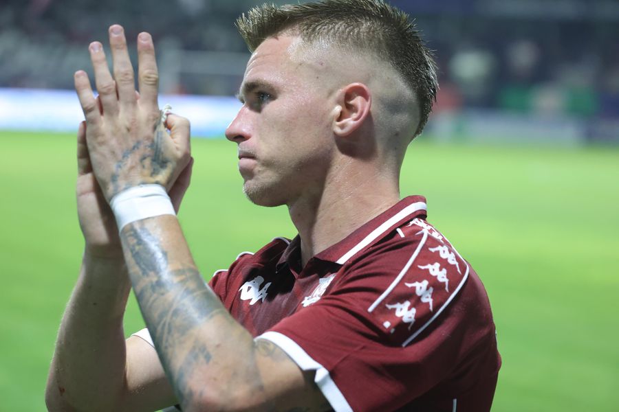 Rivals on the field, neighbors in Bucharest » Two key players from Rapid and Dinamo see each other daily in the block: 