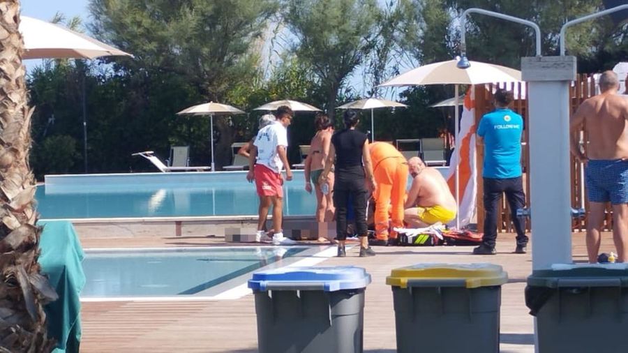 Doctors give first aid to Felix Baumgartner, on the edge of the pool Official! The cause of Felix Baumgartner's death has been established