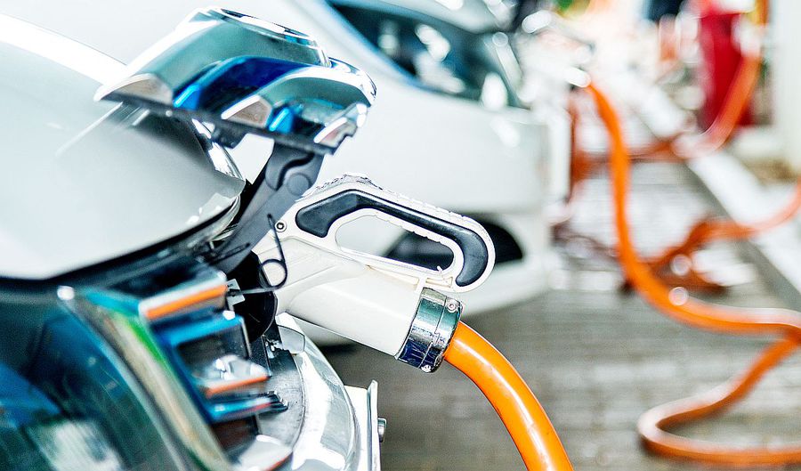 Electric cars charging, photo credit: Guliver/gettyimages Plug-in hybrid cars pollute almost as much as petrol cars! Guardian report shakes up the car market