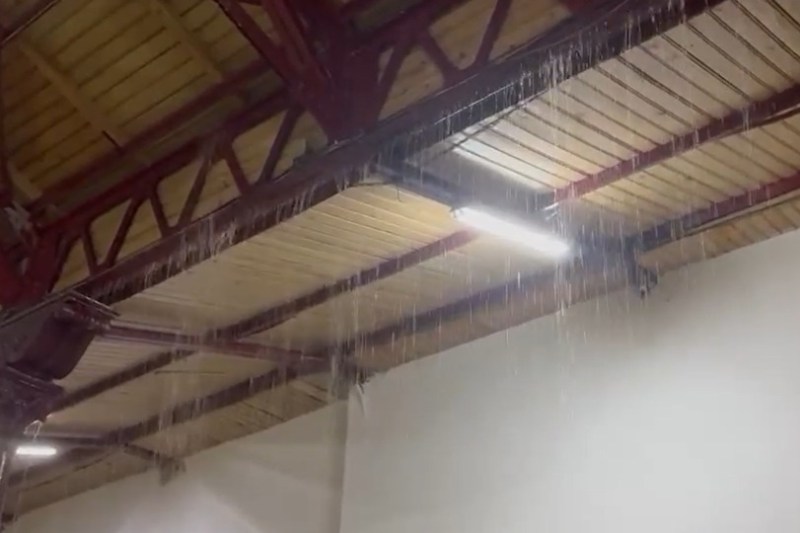 Video is raining in the North Railway Station in the Capital. The floor was flooded / images from the subway