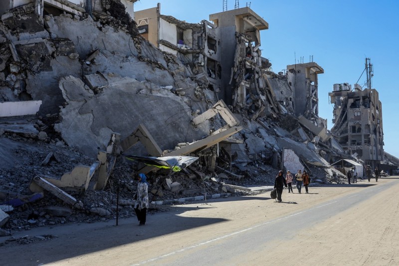 Gaza ceasefire passes its first major test / Israel says deal is back in force / Aid to Gaza resumed after US pressure