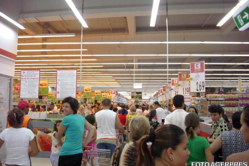 Shopping in hypermarket, photo: Agerpres