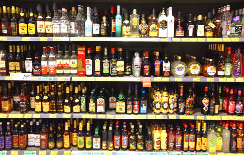 Alcoholic drinks on the shelf, Photo: Jochen Tack / imageBROKER / Profimedia