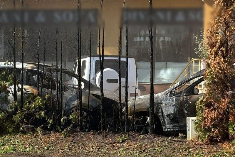 VIDEO Fire in Pipera. Two cars caught fire, the flames spread to a gas pipe / 40 people were evacuated