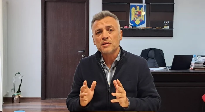 Mihai Popovici gave explanations at the headquarters of the photo club Daniel Conțescu