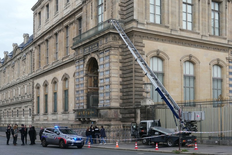 More than 150 DNA traces and fingerprints taken after the Louvre robbery / Paris prosecutor,