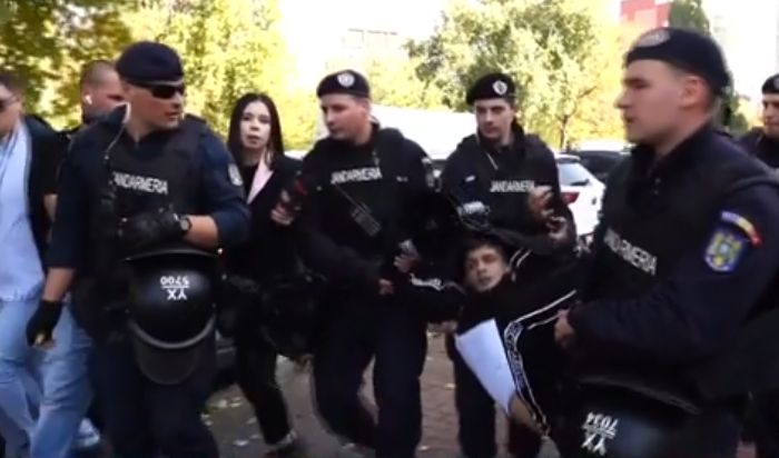 Hugs between the gendarmes and Călin Georgescu's supporters in front of the Bucharest Court. Two people, lifted - VIDEO