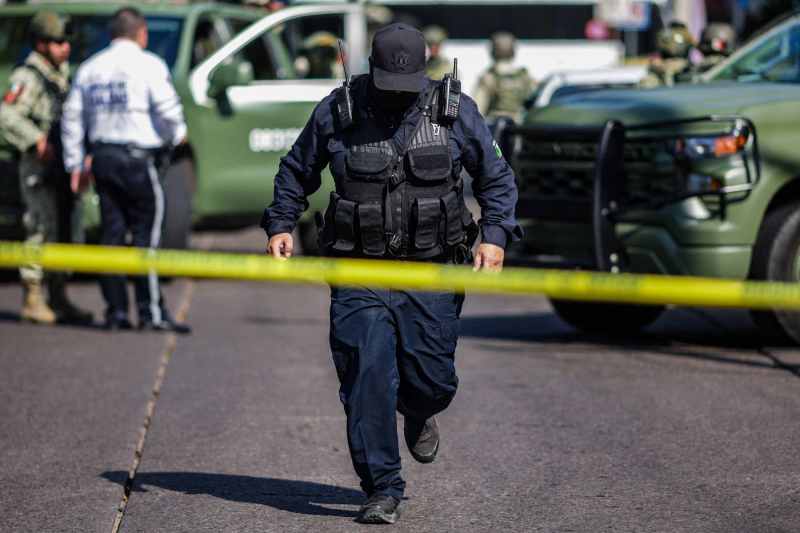 A journalist who was exposing the drug cartels was murdered and left on a highway / Next to it, the police found a short message