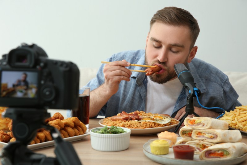 The Mukbang phenomenon: sounds, colors, reactions, the perfect mix for instant dopamine. Why should this phenomenon be explained to children? PHOTO: Shutterstock