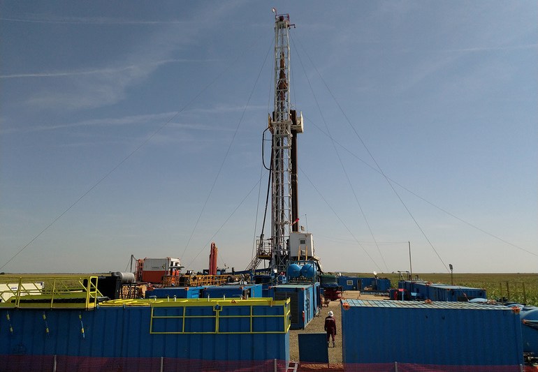 LAST TIME Riot and physical threats. Romania may end up in a multi-million euro dispute for crude oil and gas fields in the west of the country, concessioned by the Anglo-Australians