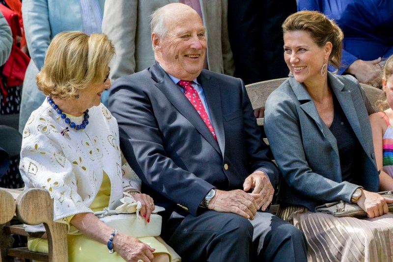 The king of Norway makes jokes about the Netflix documentary about his daughter. Harald V proposes a sequel