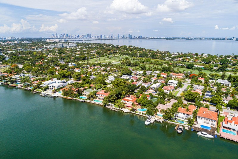 VIDEO Jeff Bezos sold his mansion in Seattle for a record amount and moved into the 