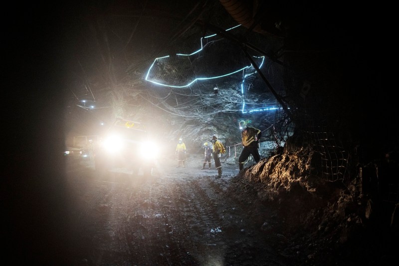 A Chinese mining company accuses its employees in the Congo of helping rebels steal hundreds of kilograms of gold: