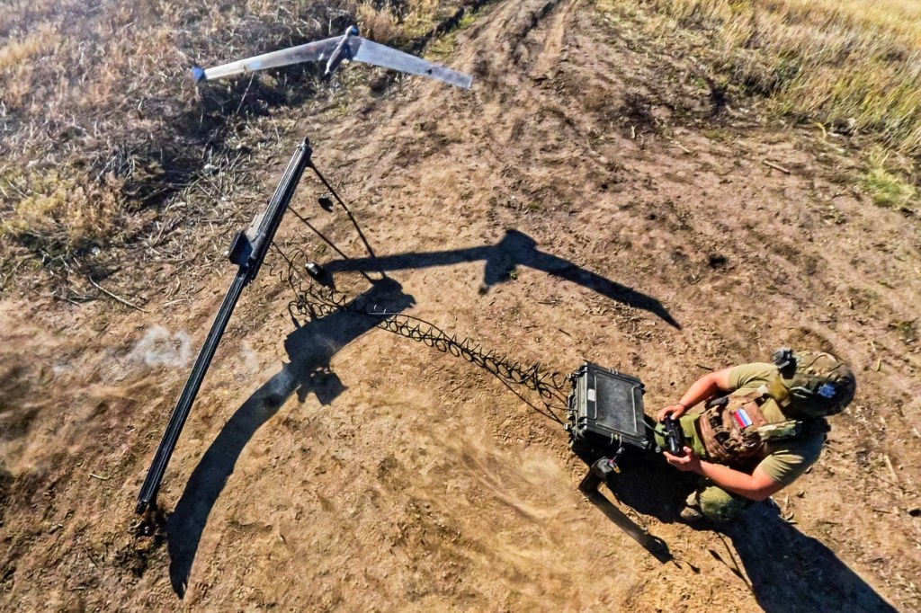 A Russian soldier launches a ZALA Z-16 reconnaissance drone in the Kherson area. Photo: Alexei Konovalov / Zuma Press / Profimedia