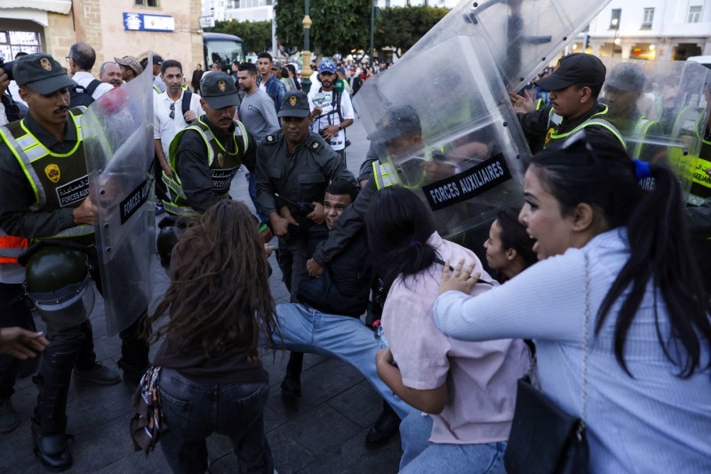 Video protests in Morocco. Police have made hundreds of arrests/ World Football Cup, among the causes of revolt