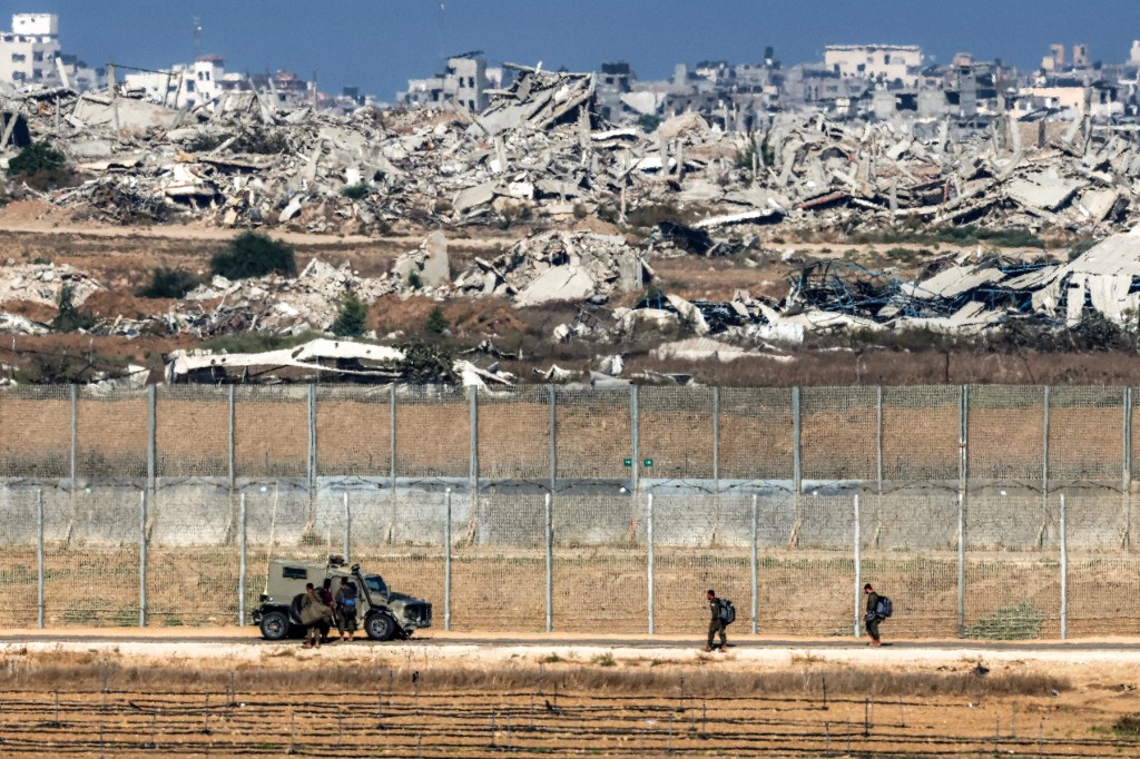 Israeli soldiers patrol the border of Israel with the Gaza strip on the background of destroyed buildings in Gaza, September 30, 2025. Photo: Jack Guez / AFP / Profimedia