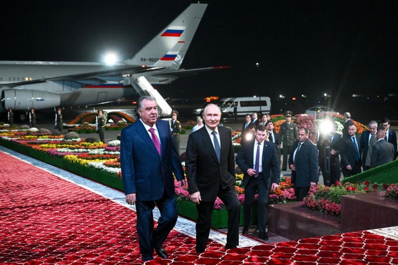 Vladimir Putin arrived in Tadjikistan, for a summit with the leaders of the former Soviet republics, including the president who publicly rebuked 3 years ago