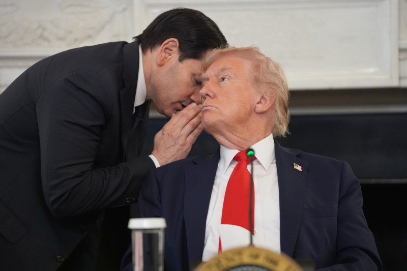 Photo Marco Rubio suddenly interrupts Donald Trump. The ticket handed to the US leader, just before Israel and Hamas announce the Armistice Agreement