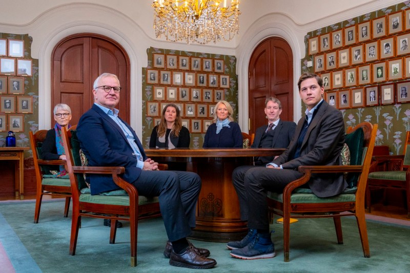 The five members of the Nobel Peace Prize Committee, along with the director of the Nobel Institute in Norway, Kristian Berg Harpviken (left, front) Photo: Profimedia