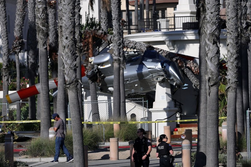 Video the moment when a helicopter escaped under control enters the palm trees on a popular beach in California / more wounded