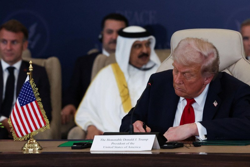 Photo Trump showed a sheet of the historical peace agreement signed in Egypt. What, in fact, the understanding on which he put his signature
