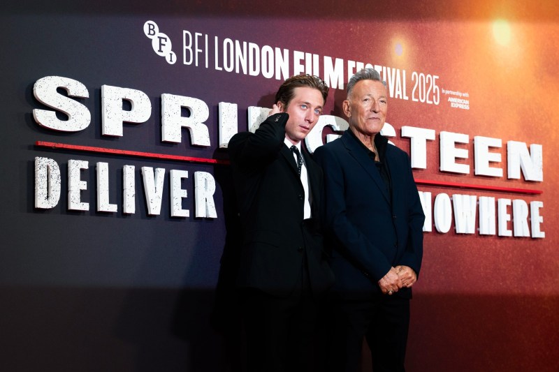 VIDEO Surprise appearance in London at the premiere of the film that demolishes the myth of the rock star Springsteen to portray 'Bruce the man'