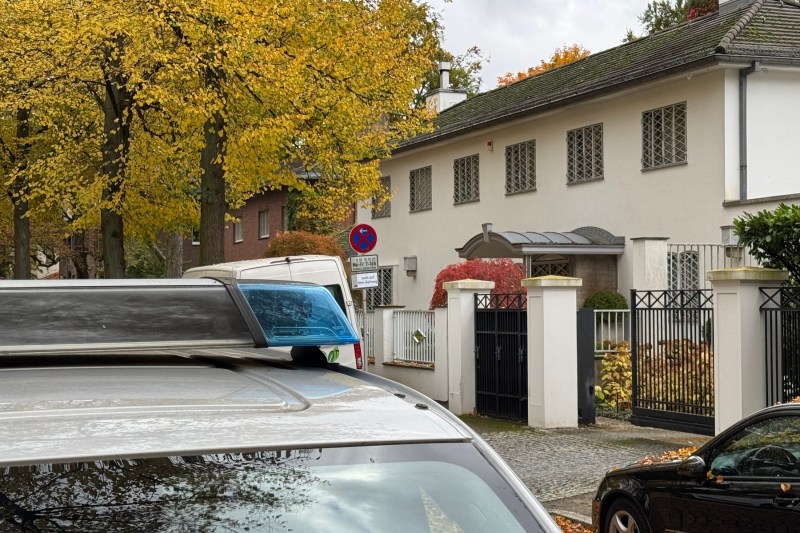 A network of forgers led by a 77-year-old man tried to sell a copy of the famous