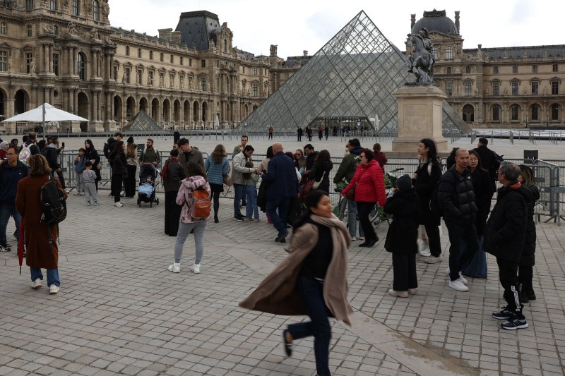 Revelations from inside the Louvre Museum. The alarm given just before the great robbery