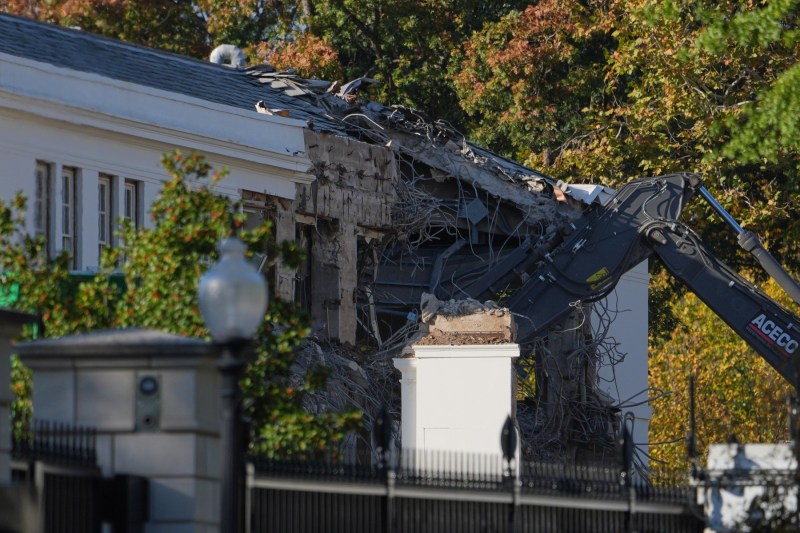 VIDEO The demolition of part of the White House, which Trump wants to turn into a ballroom, has begun. 