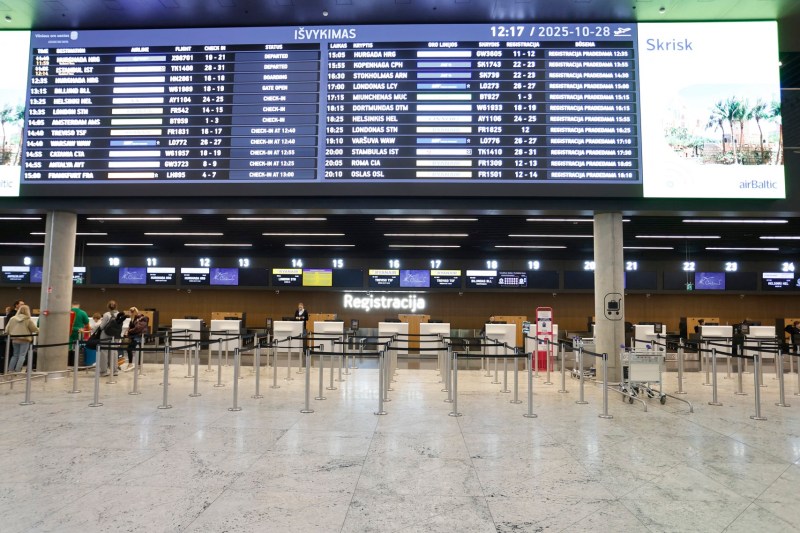 Balloons from Belarus closed the main airport in Lithuania again