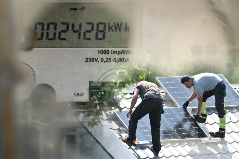 Solar panels on the roof of a home. Collage: Ion Mateș / Hotnews. Photo: Inquam Photos, Dreamstime