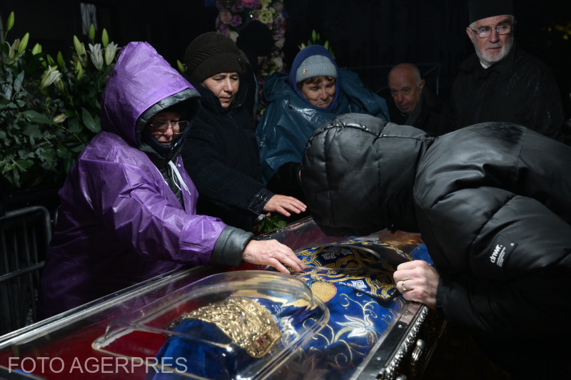 Tens of thousands of pilgrims have already passed to the relics of Saint Parascheva. About 12,000 is now waiting in a row to worship