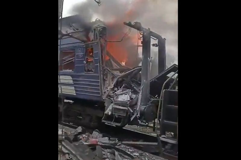 Video Russians attacked a Ukraine station and hit a passenger train. About 30 injured, Zelenski announces